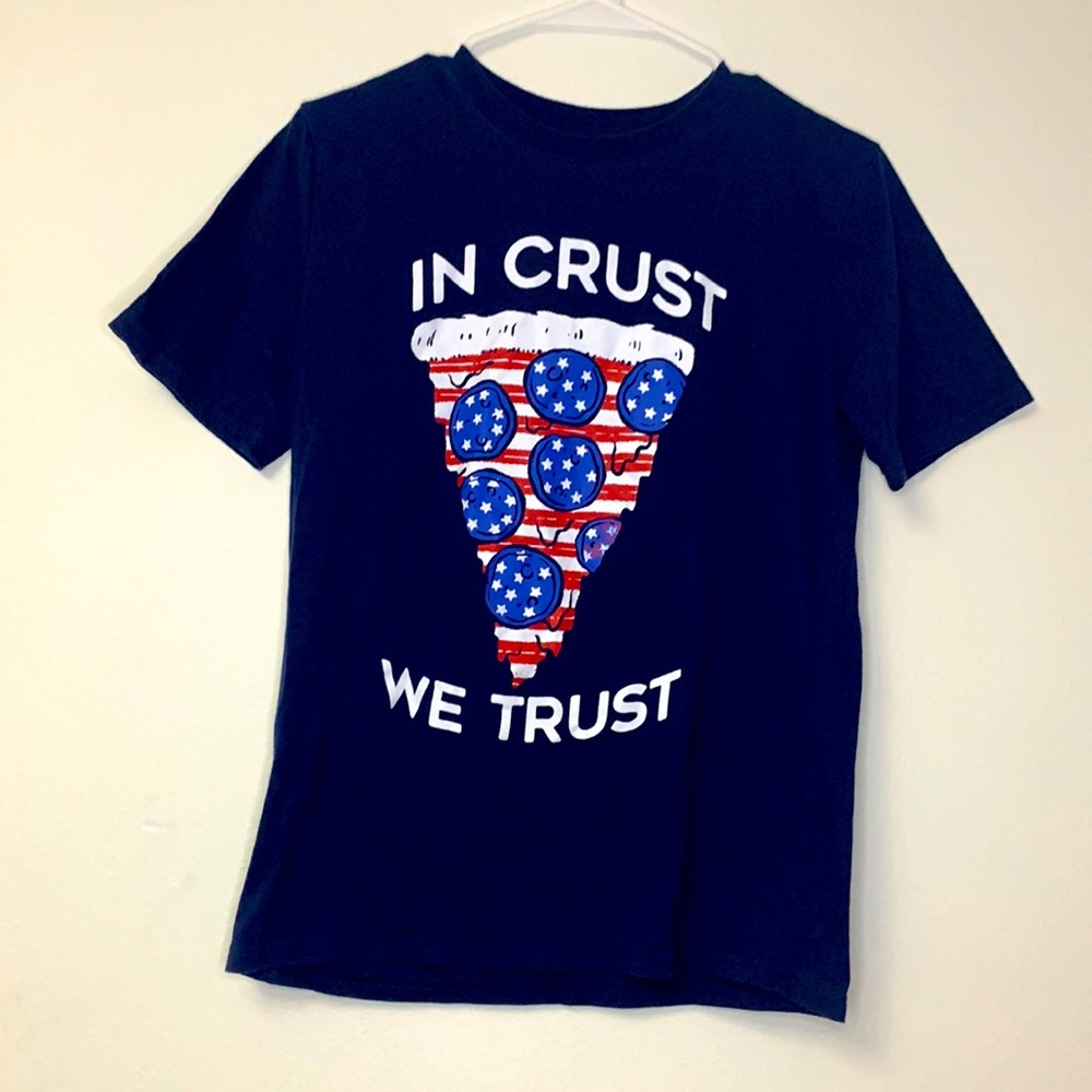In Crust We Trust T-Shirt USA FLAG, navy blue XL. American pizza shirt